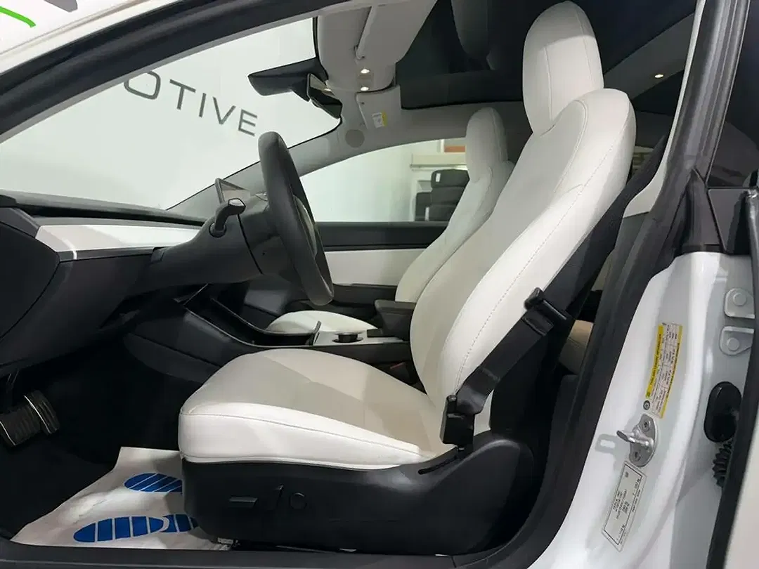 Tesla Model 3 - Thumbnail 10