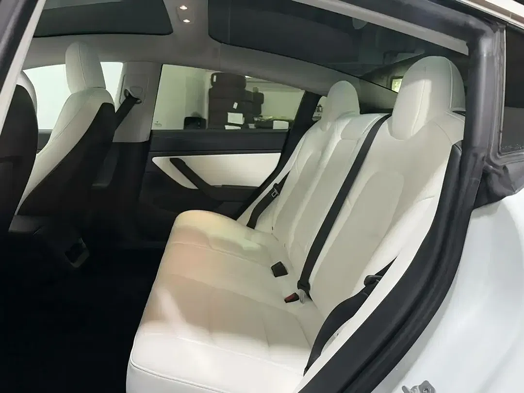 Tesla Model 3 - Thumbnail 11
