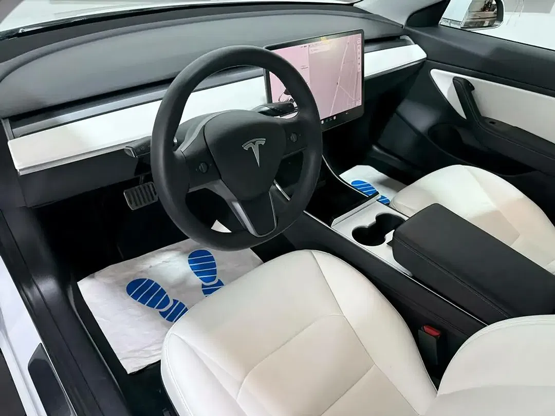 Tesla Model 3 - Thumbnail 8