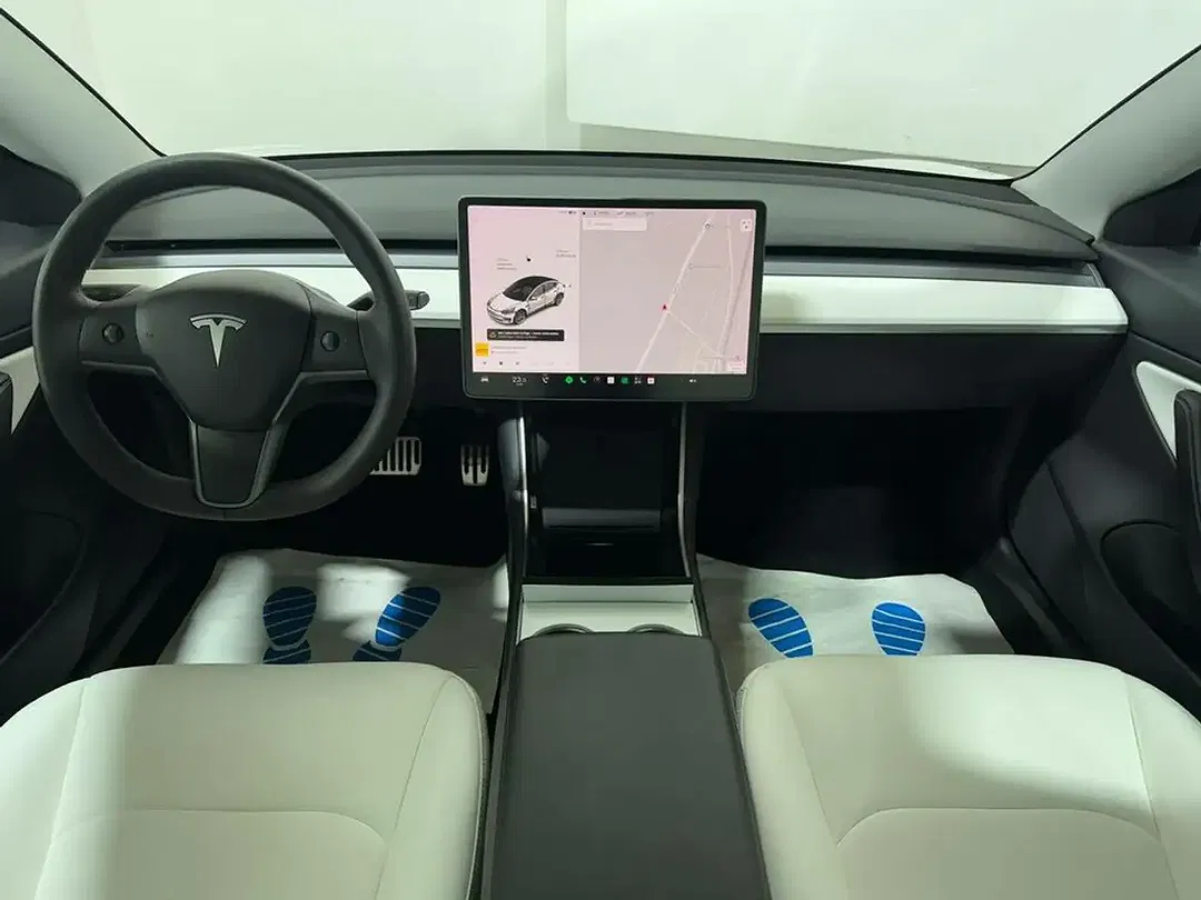 Tesla Model 3 - Thumbnail 9