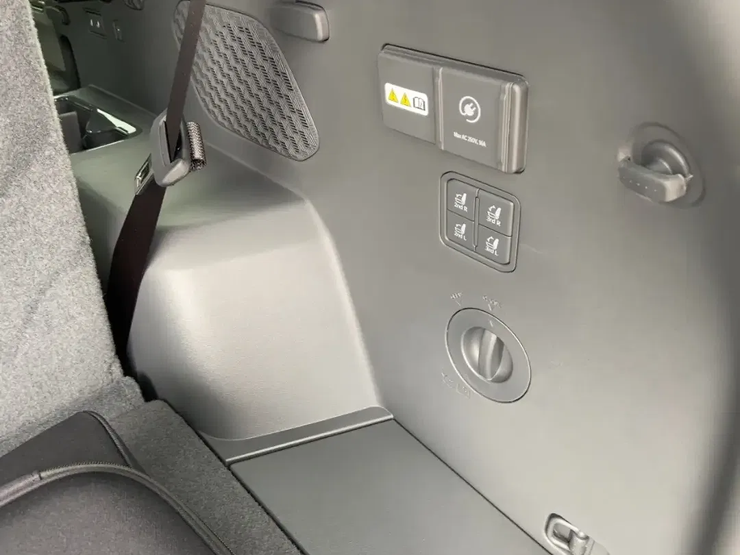 Kia EV9 - Thumbnail 13