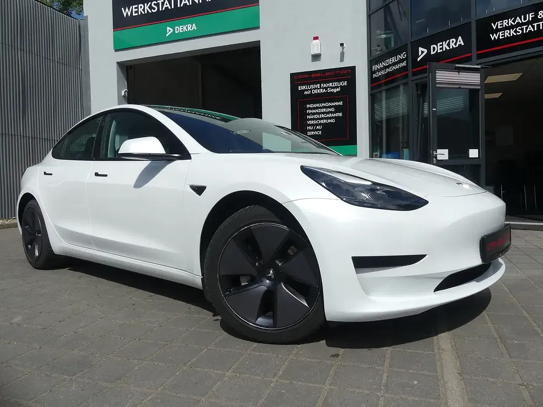 Tesla Model 3 - Thumbnail 1