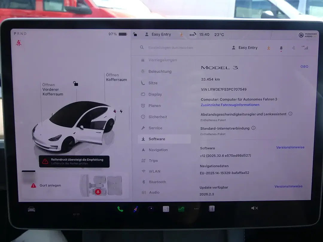 Tesla Model 3 - Thumbnail 10