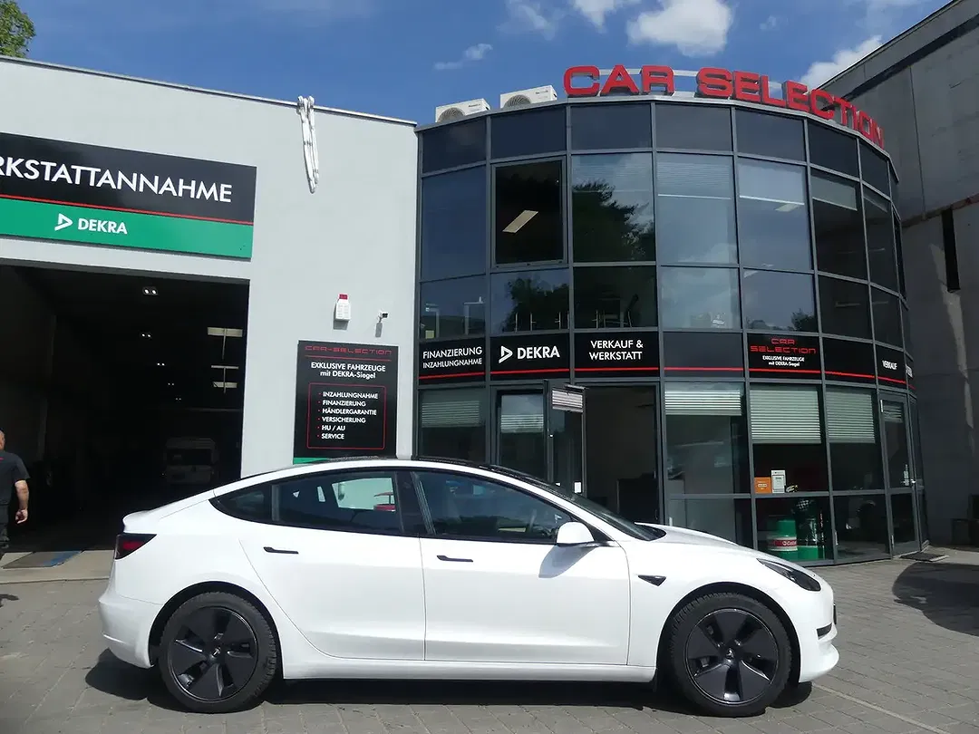 Tesla Model 3 - Thumbnail 14