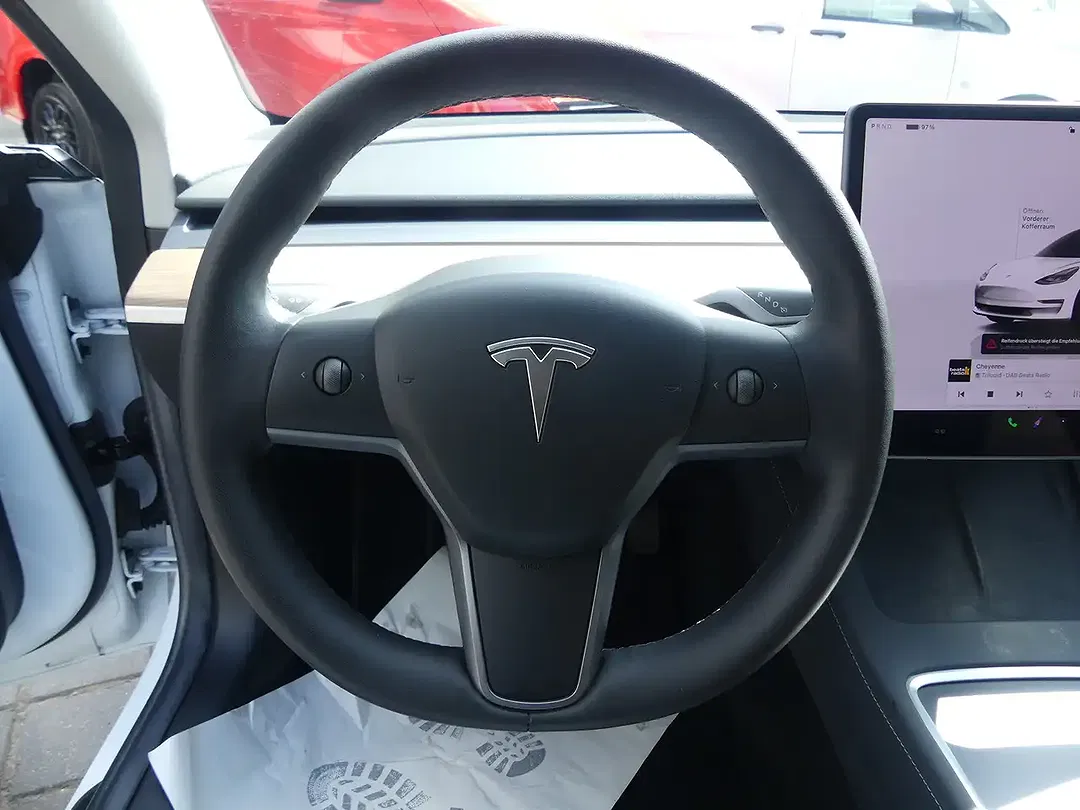 Tesla Model 3 - Thumbnail 17