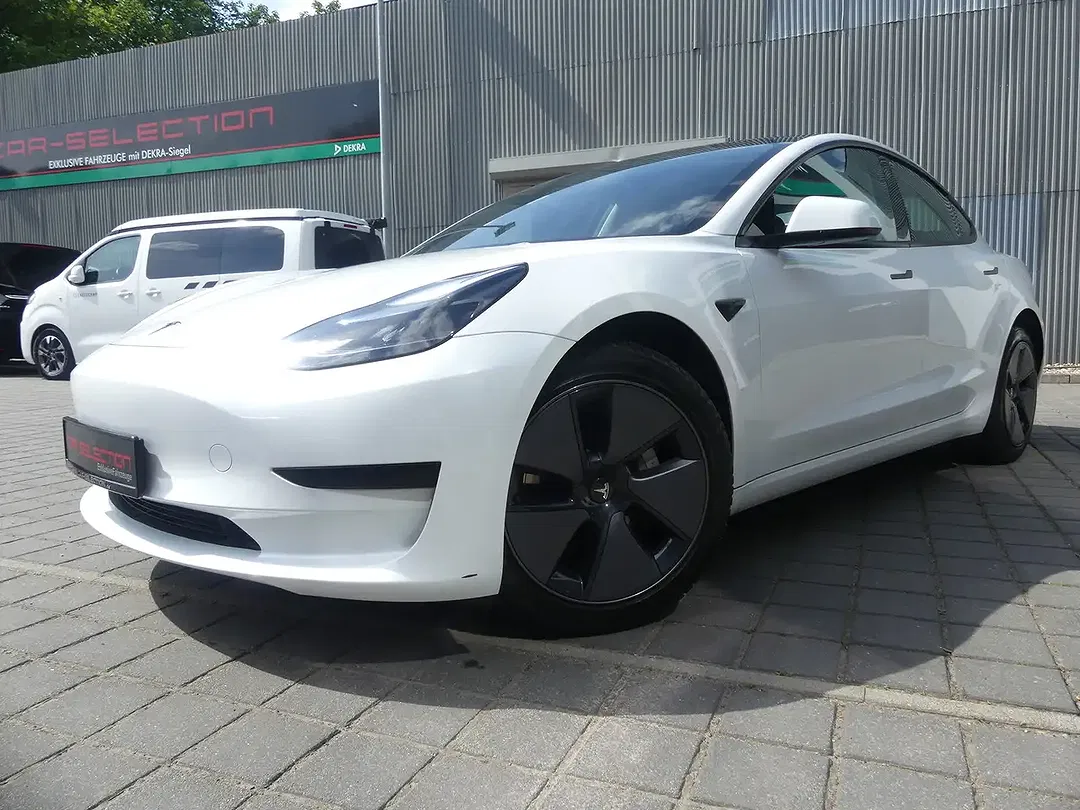 Tesla Model 3 - Thumbnail 2