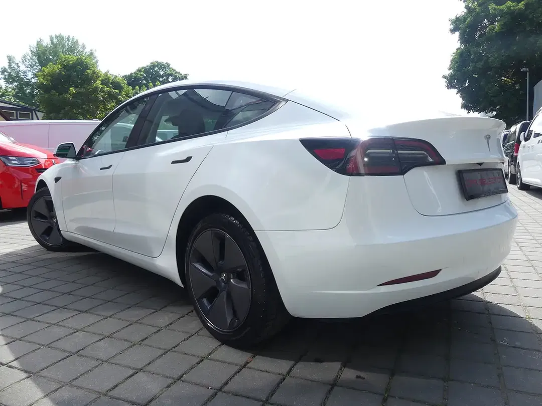 Tesla Model 3 - Thumbnail 3