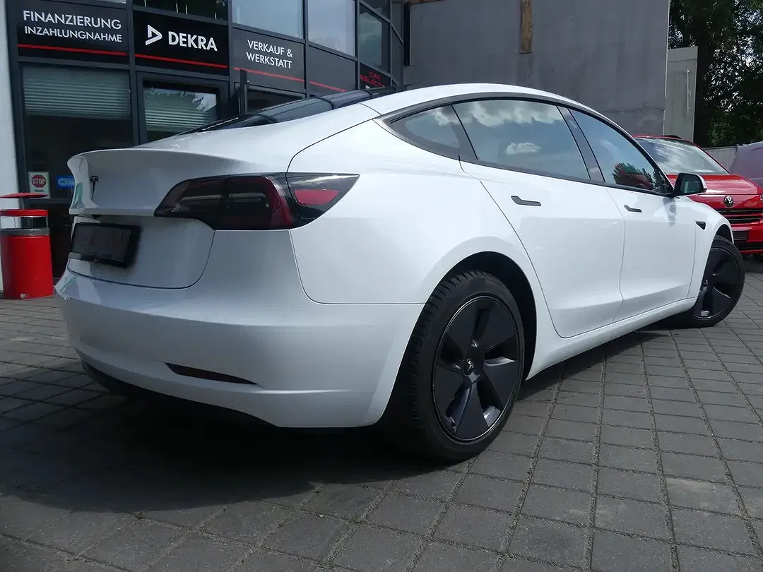 Tesla Model 3 - Thumbnail 4