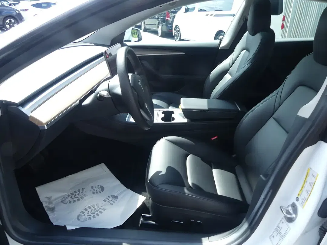 Tesla Model 3 - Thumbnail 5