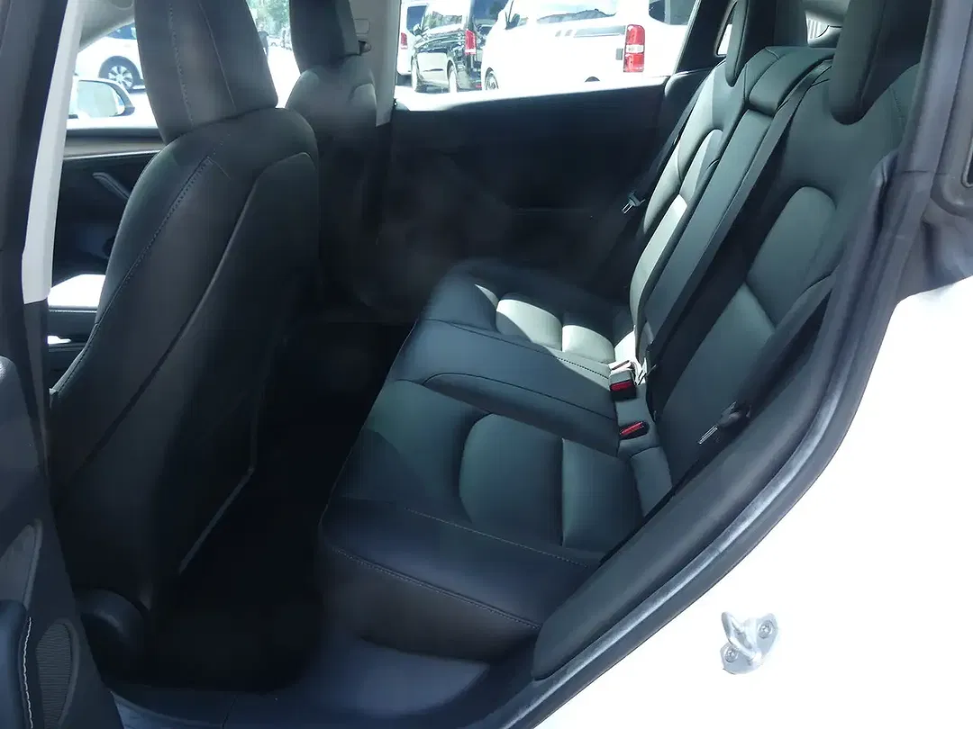 Tesla Model 3 - Thumbnail 6