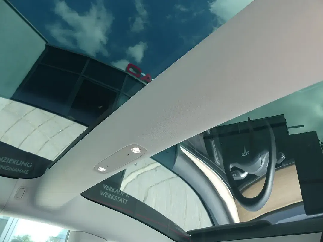 Tesla Model 3 - Thumbnail 7