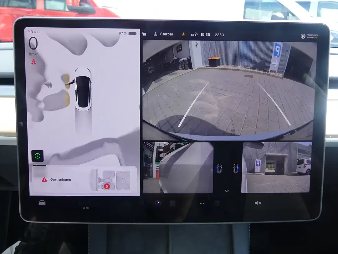 Tesla Model 3 - Thumbnail 8