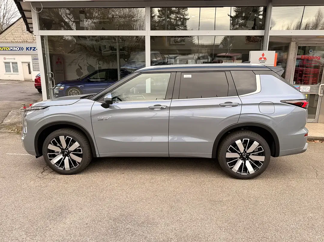 Mitsubishi Outlander - Thumbnail 2