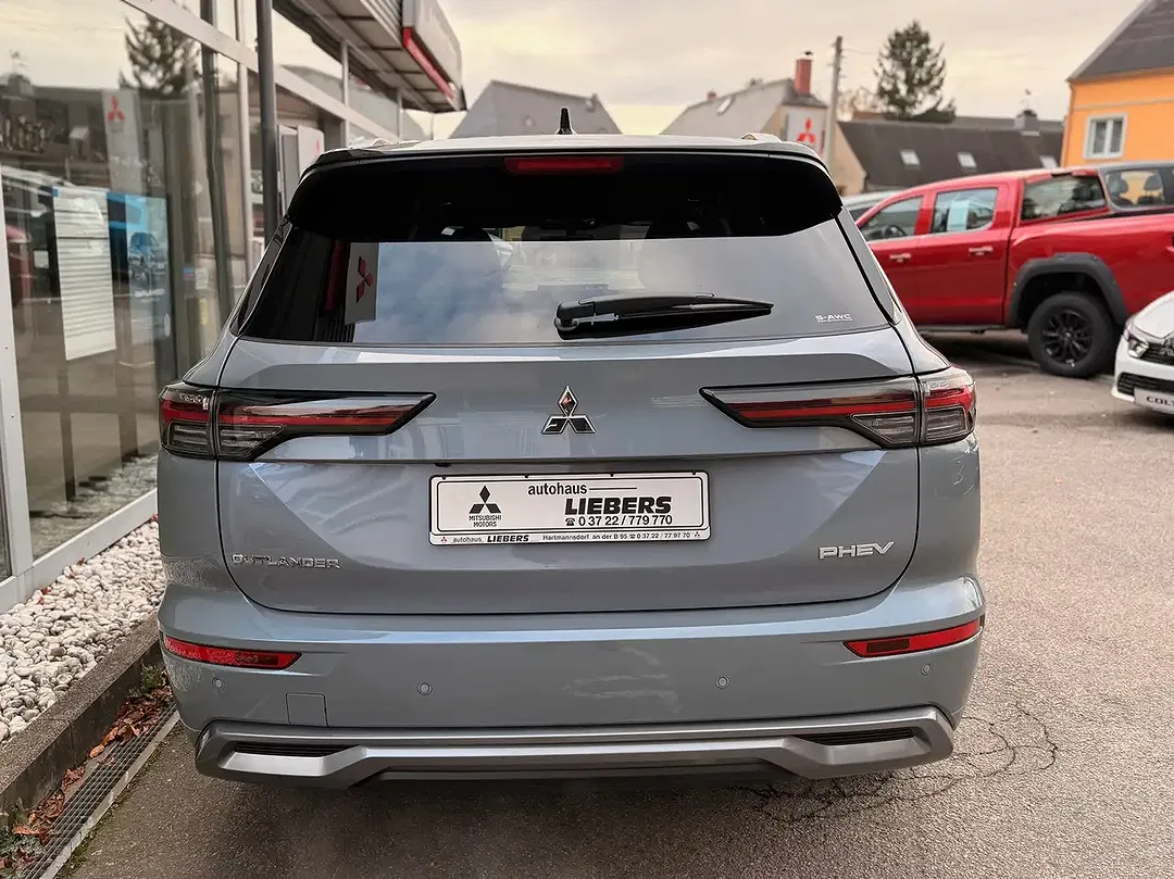 Mitsubishi Outlander - Thumbnail 3