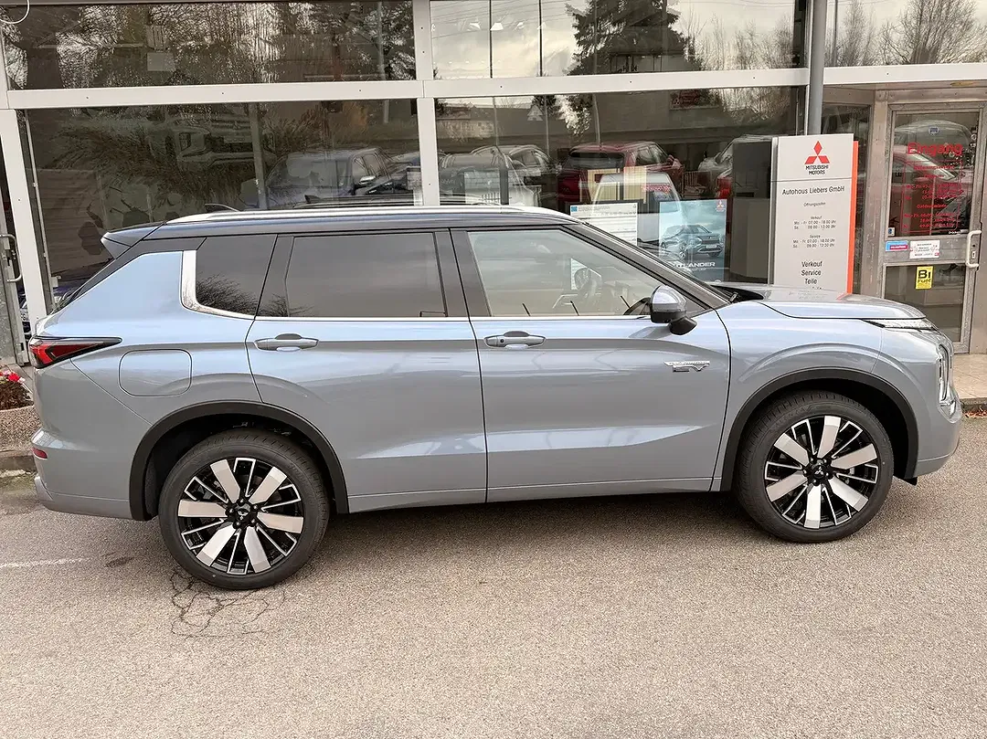 Mitsubishi Outlander - Thumbnail 4