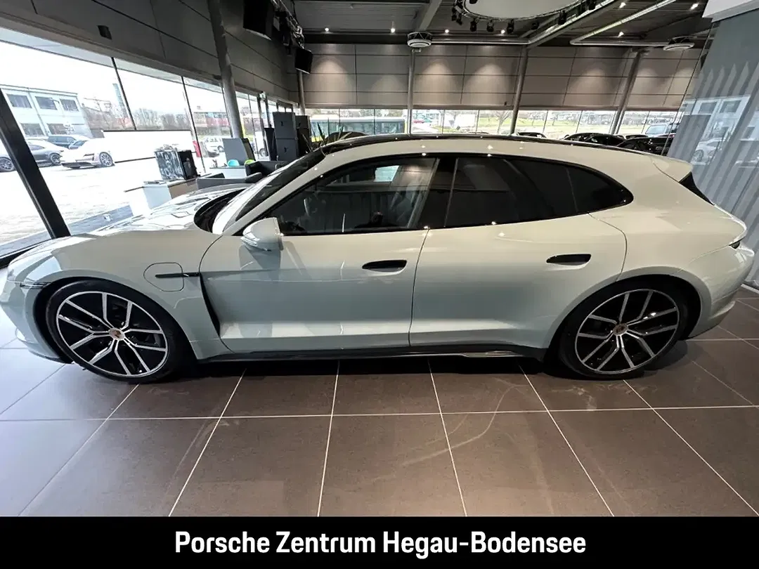 Porsche Taycan - Thumbnail 12
