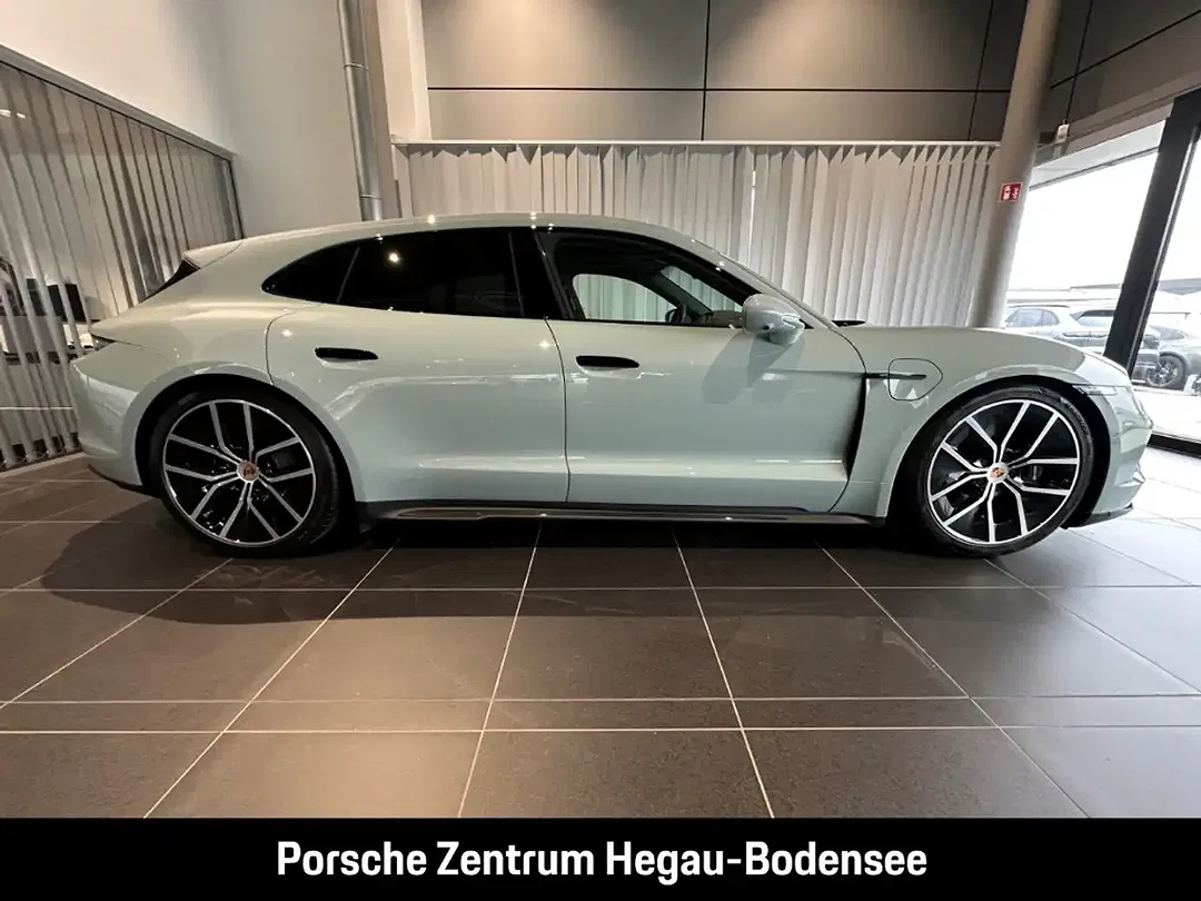 Porsche Taycan - Thumbnail 2