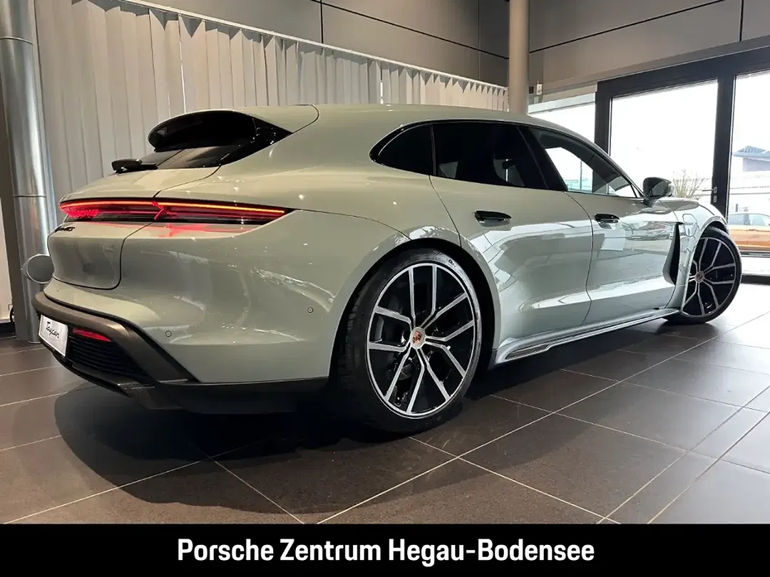 Porsche Taycan - Thumbnail 3
