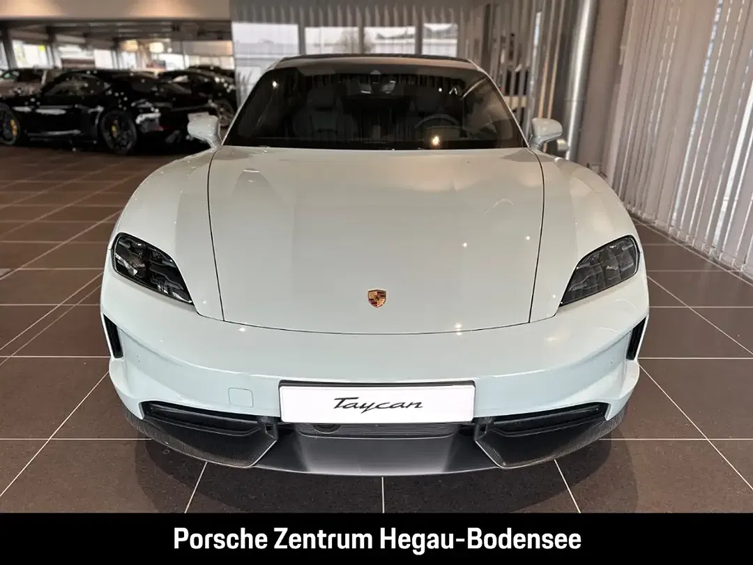 Porsche Taycan - Thumbnail 4