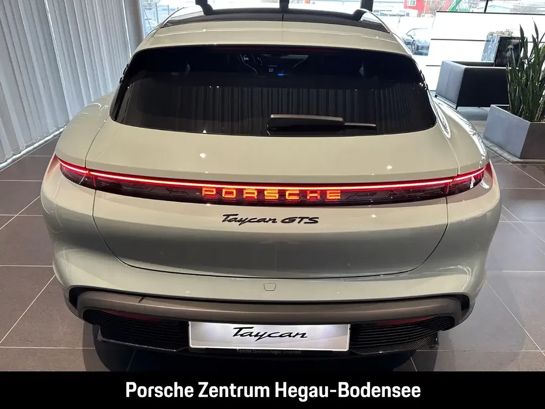 Porsche Taycan - Thumbnail 5