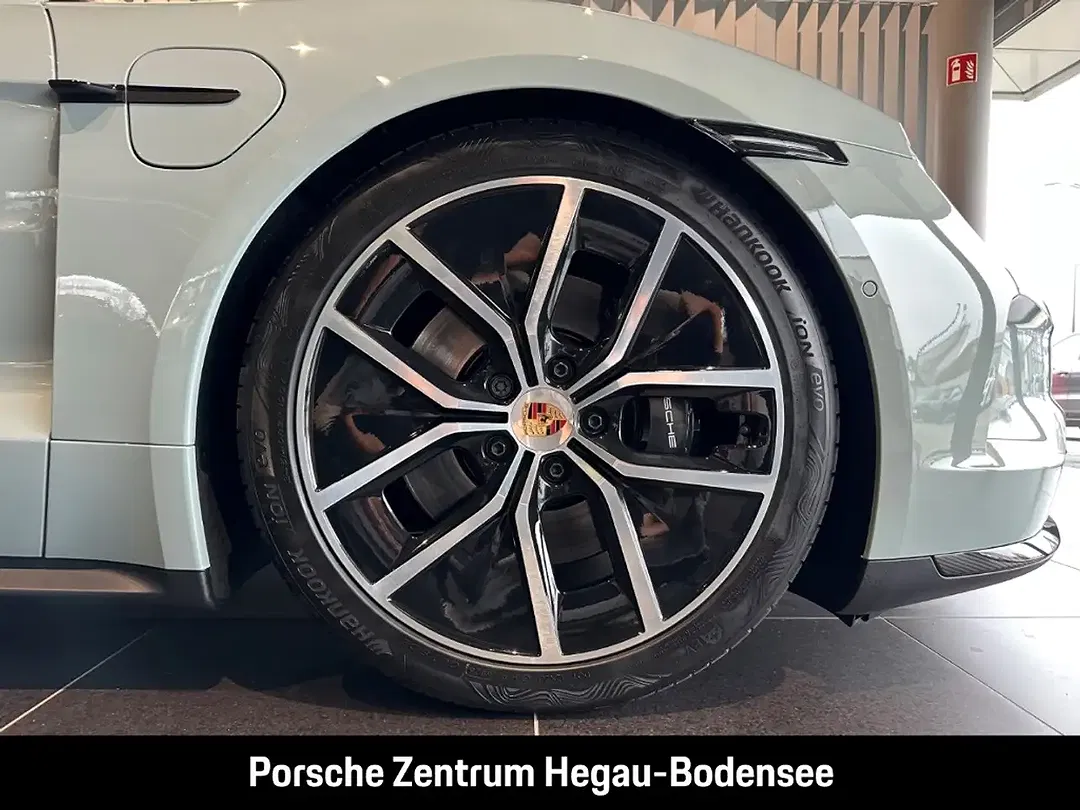 Porsche Taycan - Thumbnail 6