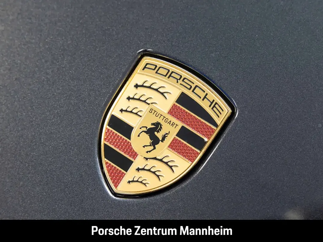 Porsche Taycan - Thumbnail 12