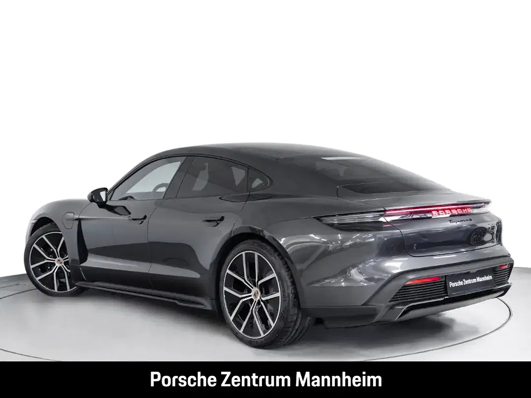 Porsche Taycan - Thumbnail 3