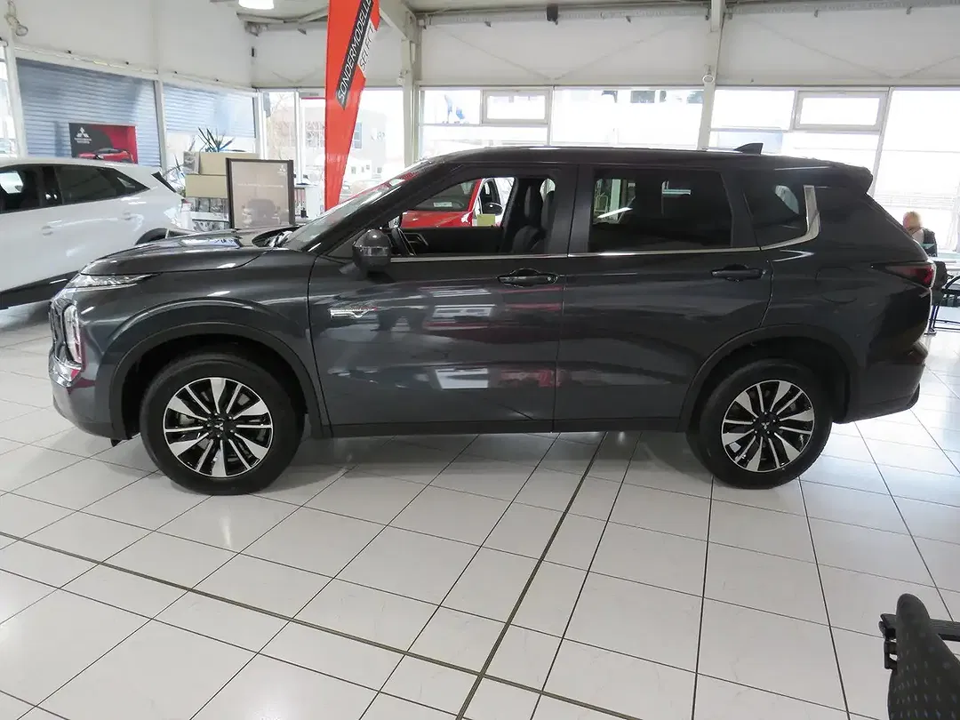 Mitsubishi Outlander - Thumbnail 2