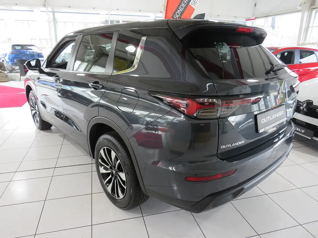 Mitsubishi Outlander - Thumbnail 3