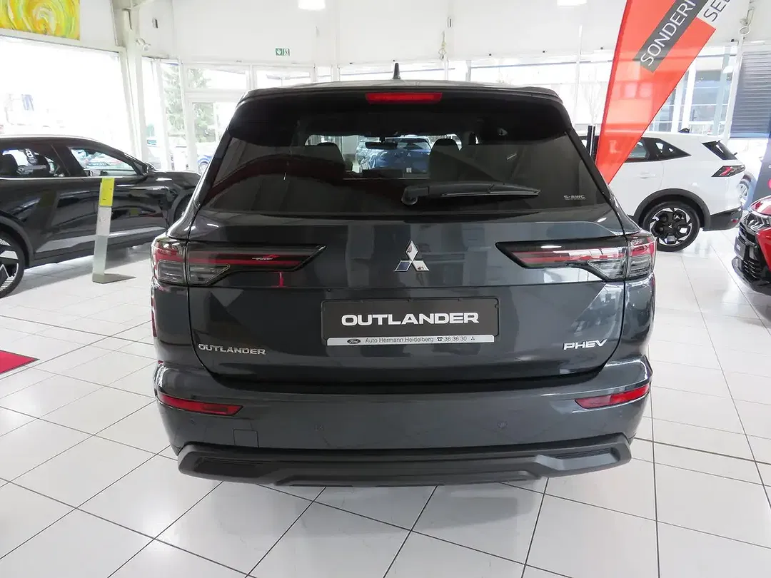Mitsubishi Outlander - Thumbnail 4