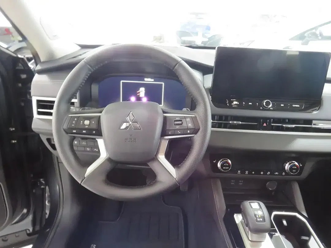 Mitsubishi Outlander - Thumbnail 9