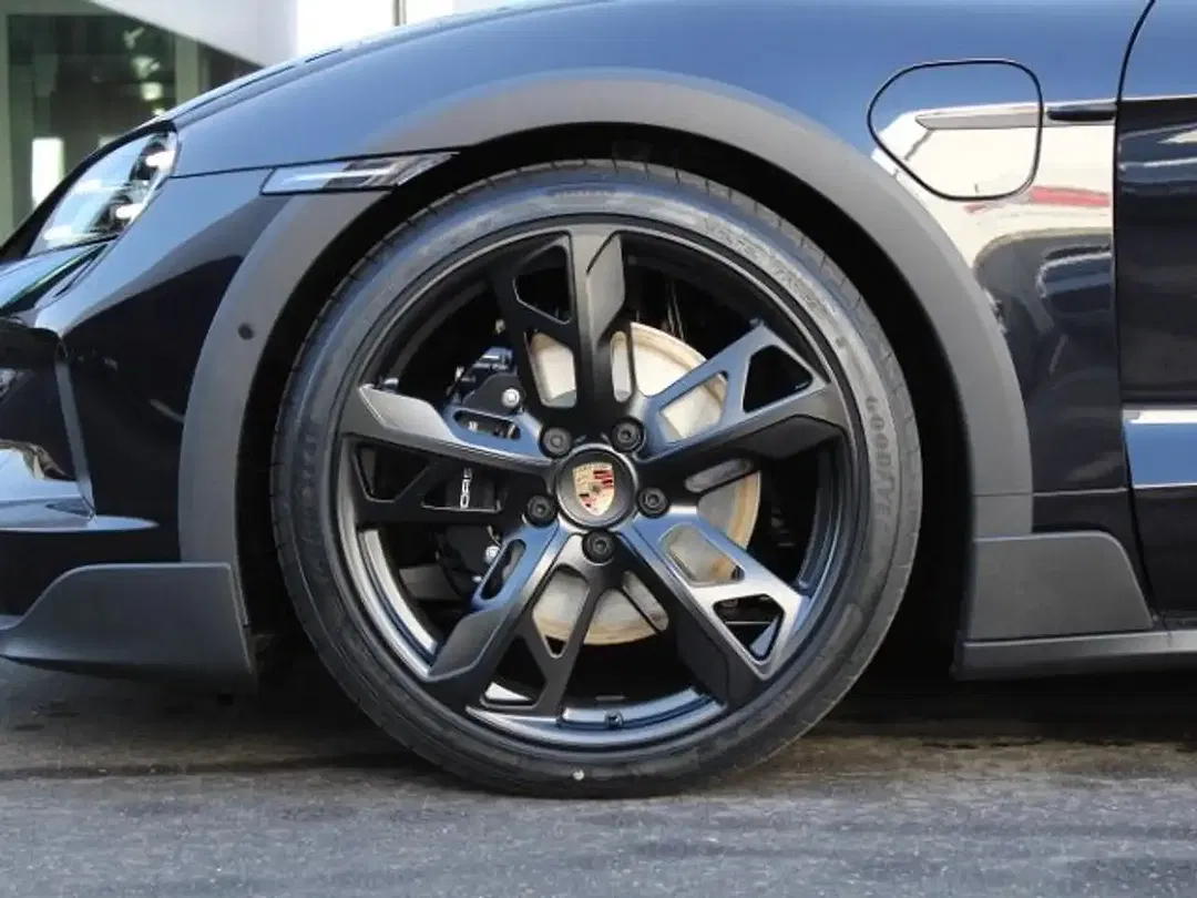 Porsche Taycan - Thumbnail 10
