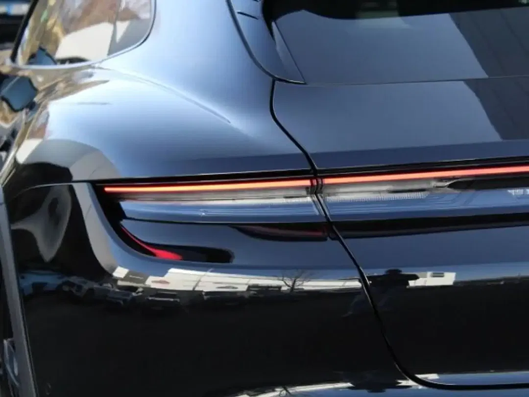 Porsche Taycan - Thumbnail 12