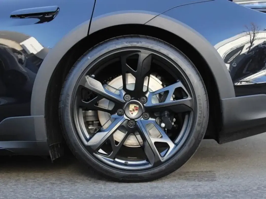 Porsche Taycan - Thumbnail 15