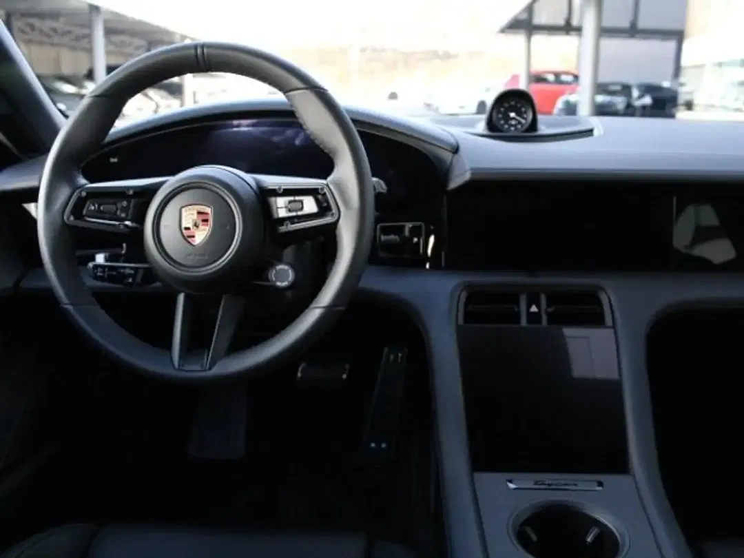 Porsche Taycan - Thumbnail 4