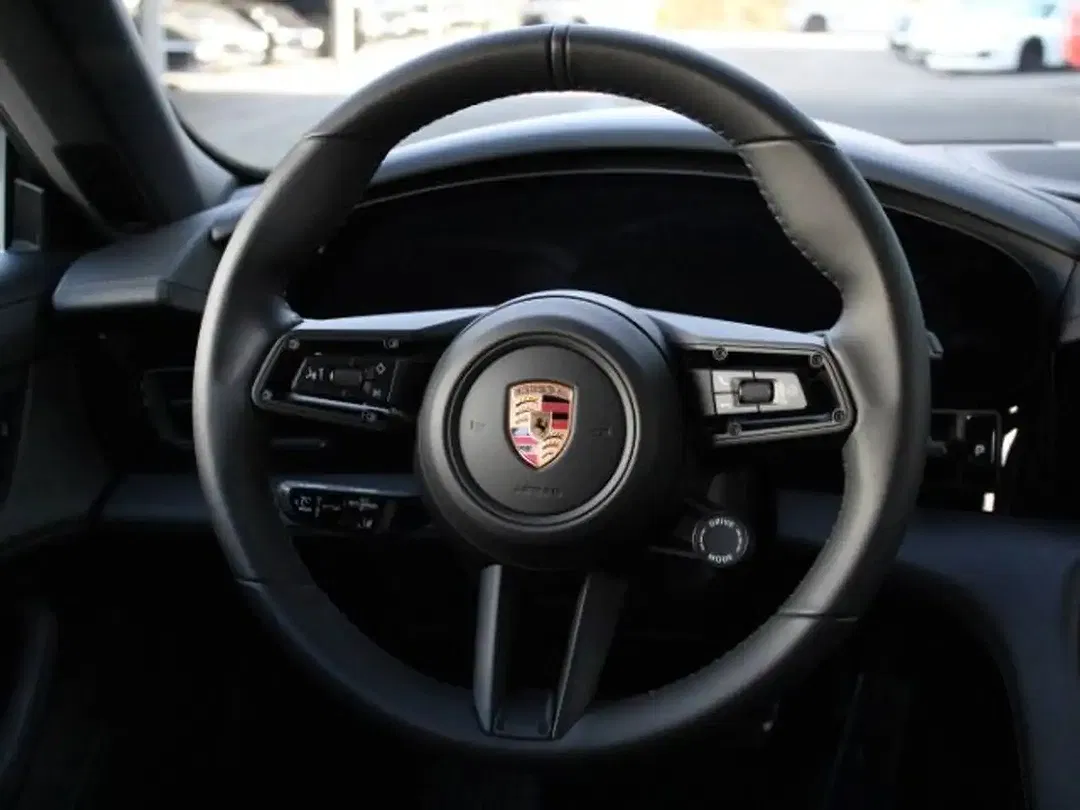 Porsche Taycan - Thumbnail 5