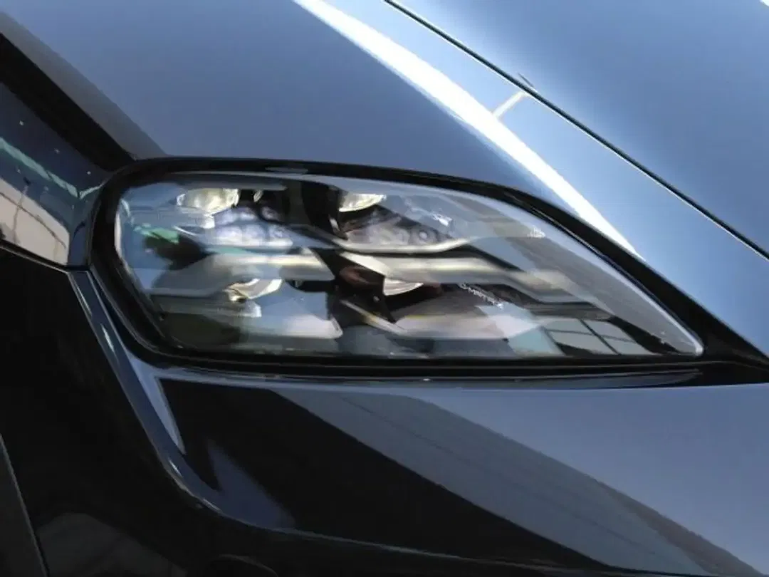 Porsche Taycan - Thumbnail 7