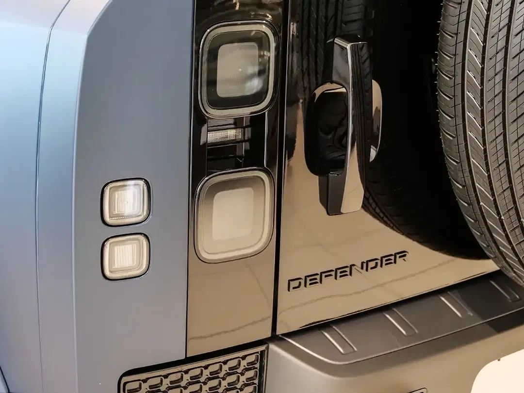 Land Rover Defender - Thumbnail 11