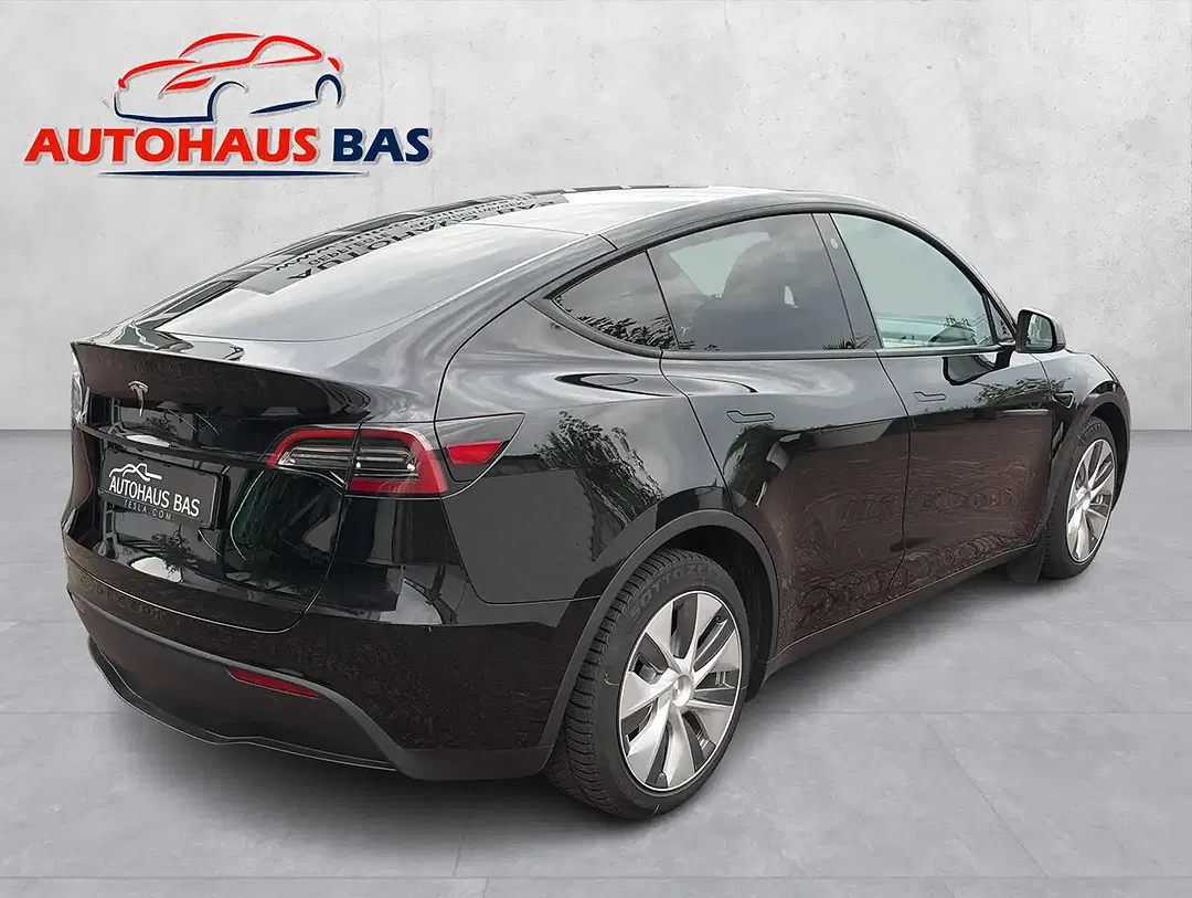 Tesla Model Y - Thumbnail 10