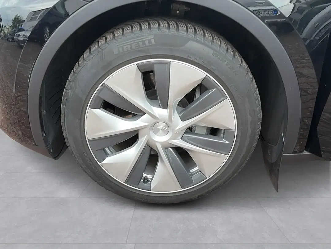 Tesla Model Y - Thumbnail 12