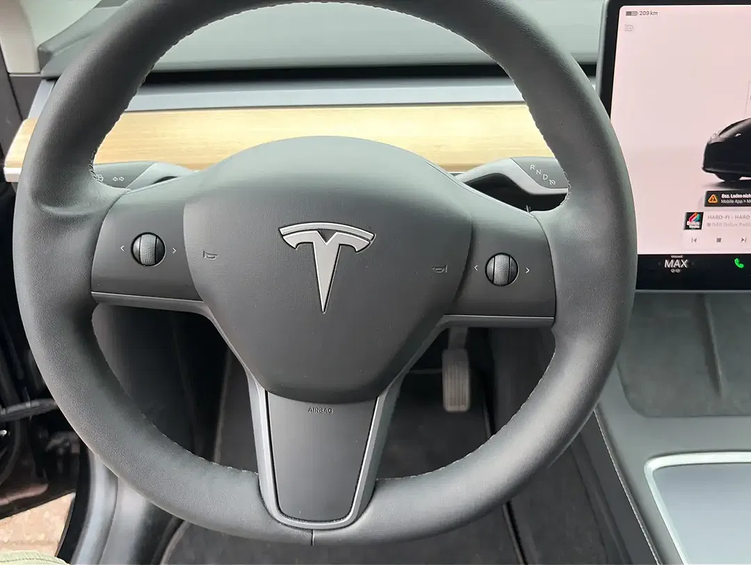 Tesla Model Y - Thumbnail 13