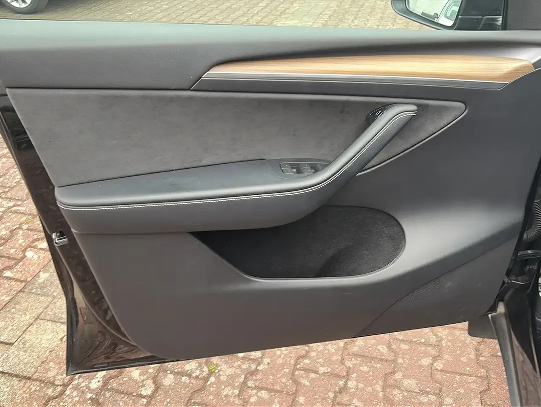 Tesla Model Y - Thumbnail 21