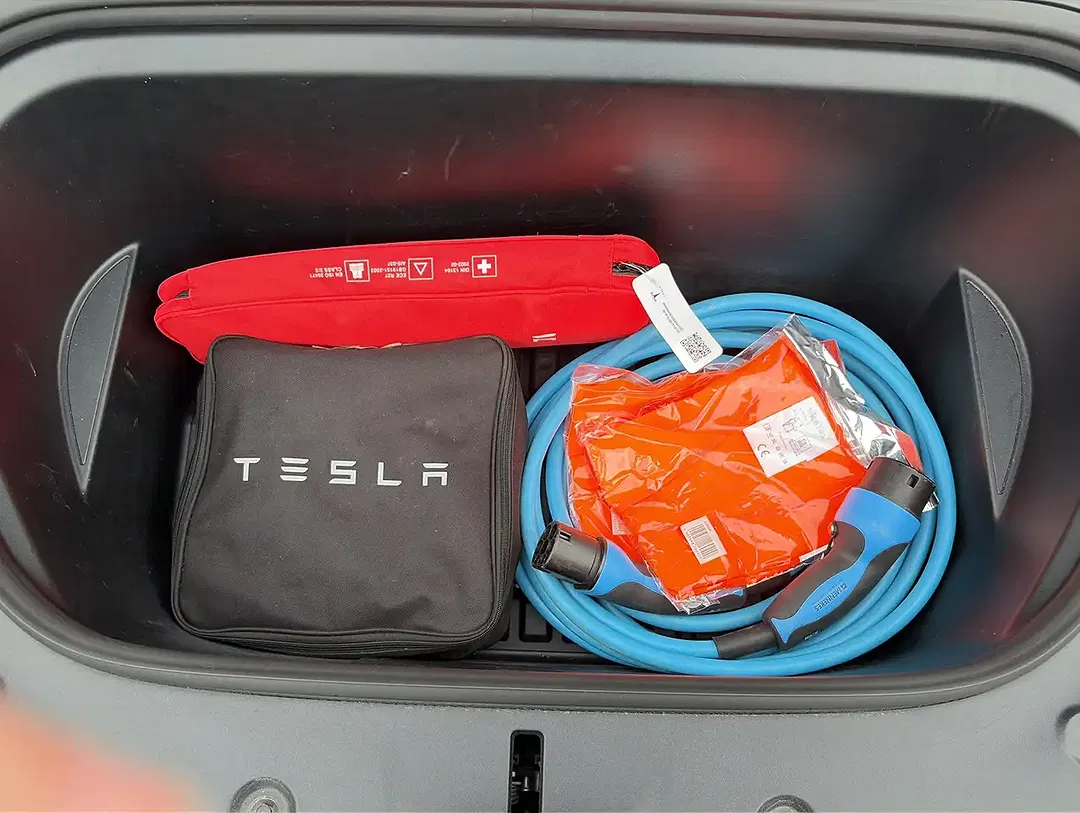 Tesla Model Y - Thumbnail 23