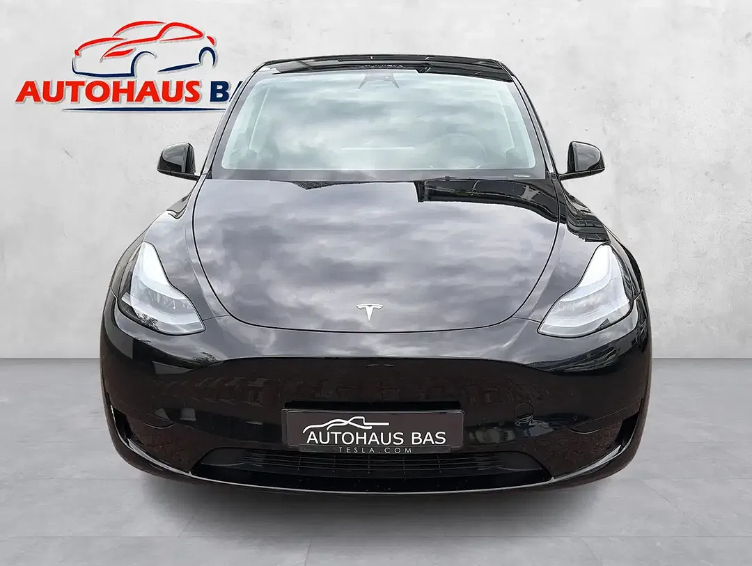 Tesla Model Y - Thumbnail 3
