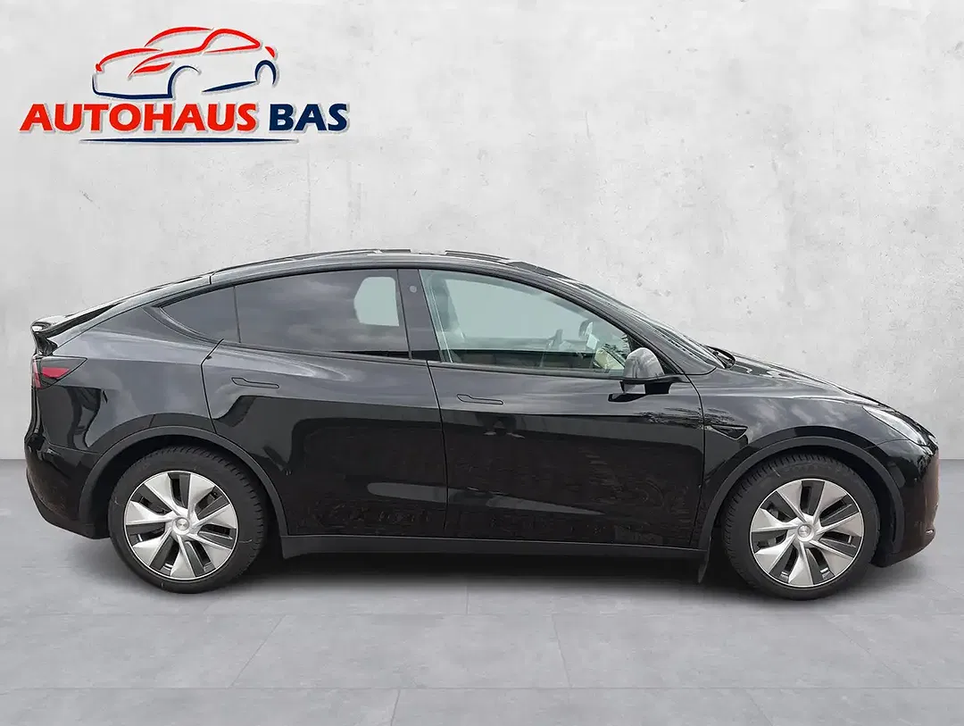 Tesla Model Y - Thumbnail 6