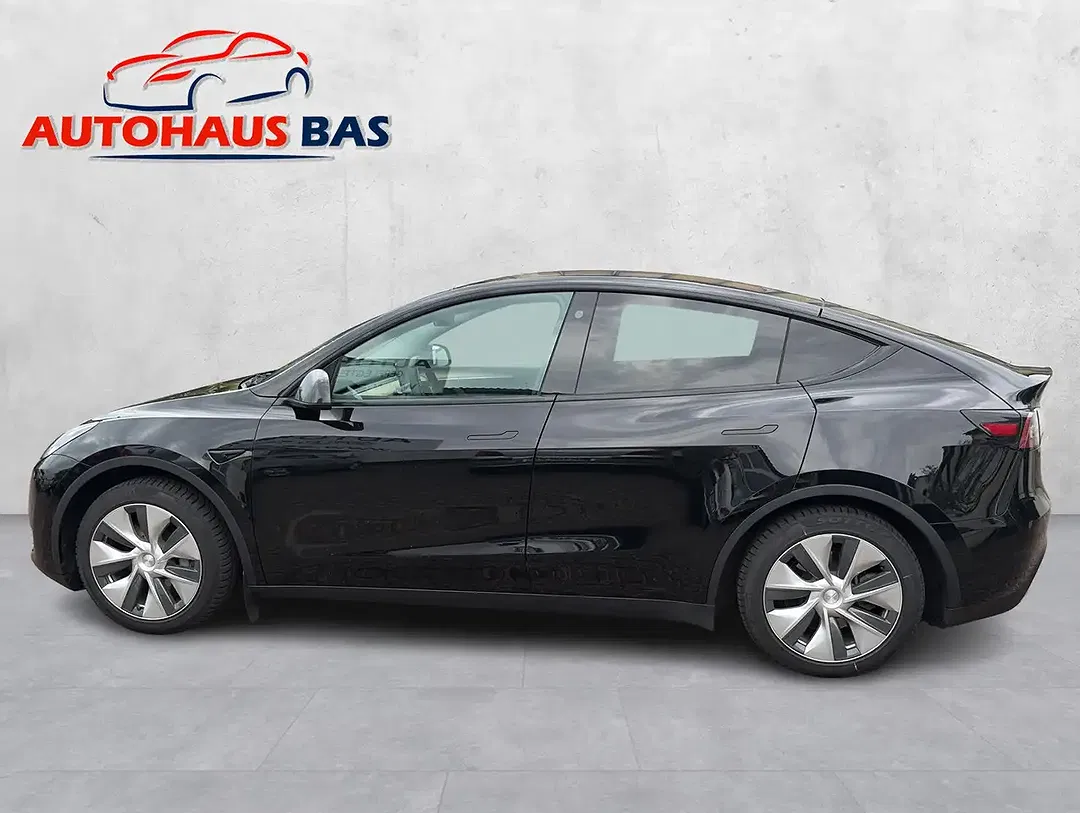Tesla Model Y - Thumbnail 7