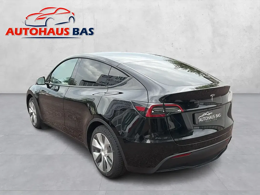 Tesla Model Y - Thumbnail 8