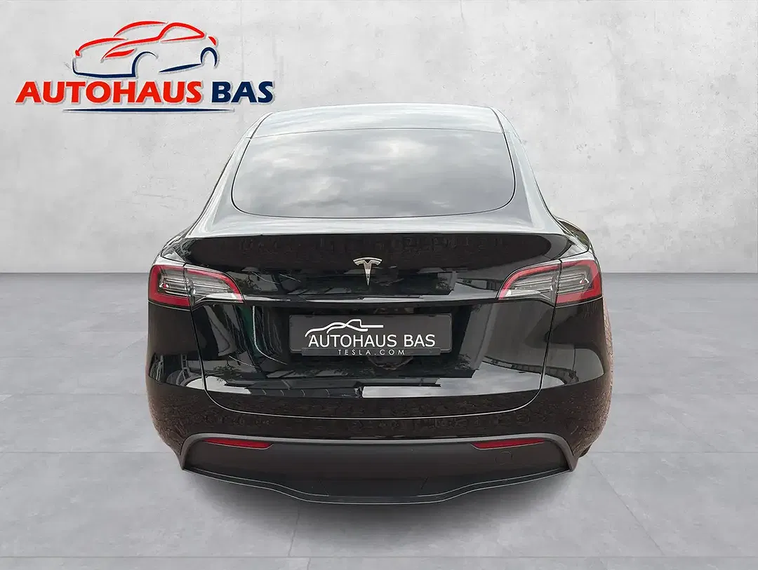 Tesla Model Y - Thumbnail 9