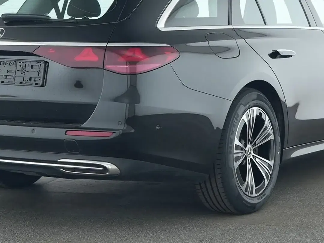 Mercedes-Benz E 200 - Thumbnail 3