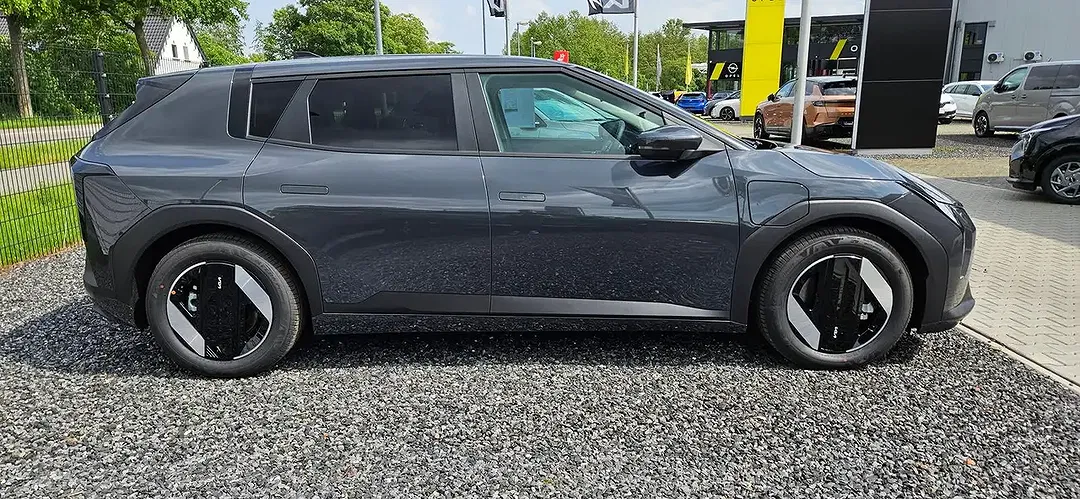 Kia EV4 - Thumbnail 3